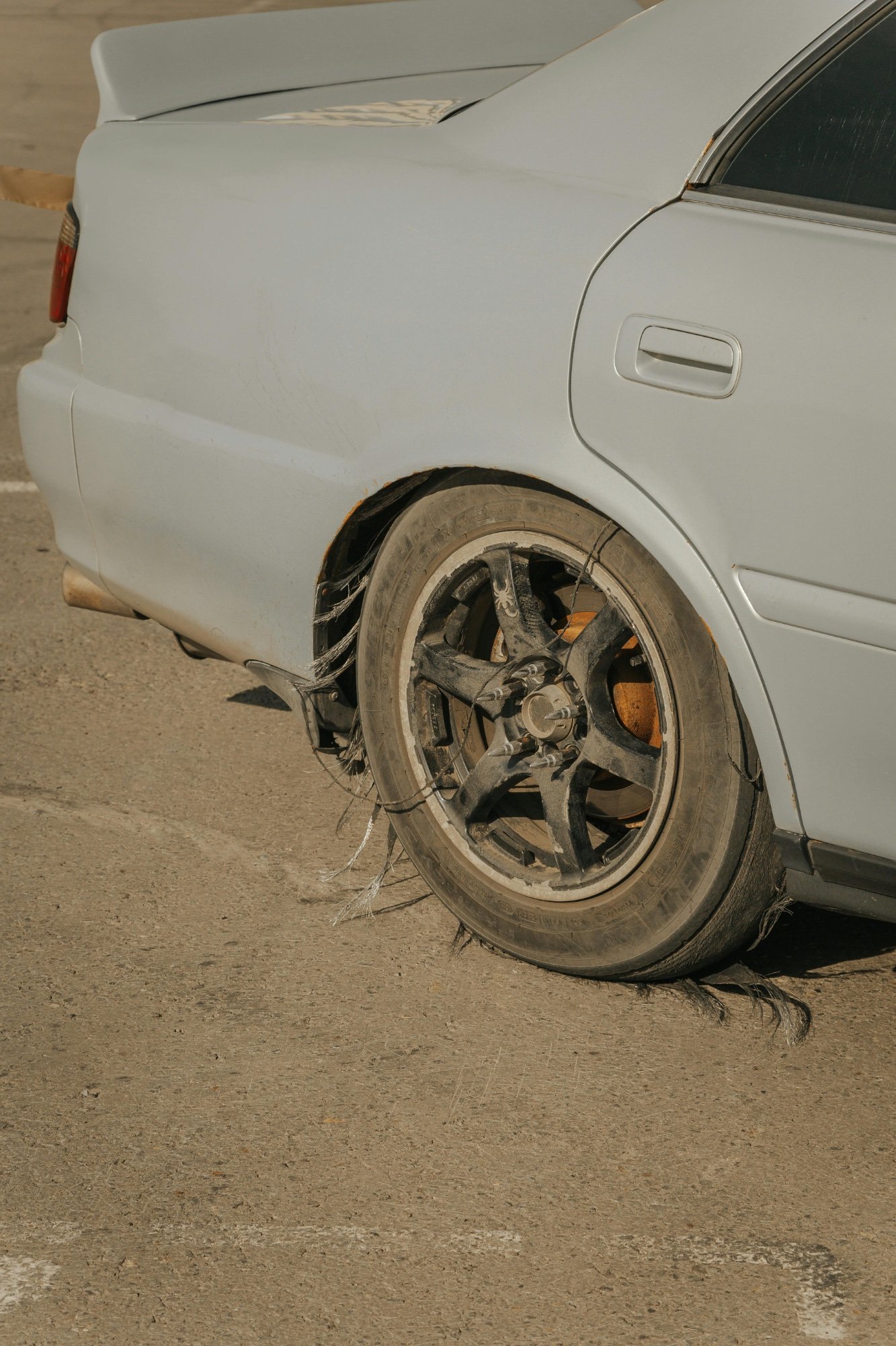 Voiture avec un pneu crevé